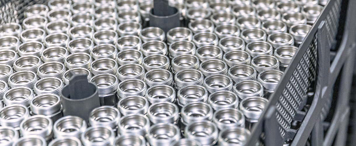 Gewindebauteilen mit dem HARD-INOX®-S Verfahren bearbeitet Gewindebauteilen mit dem HARD-INOX®-S Verfahren bearbeitet