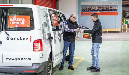 Mitarbeitende mit Lieferbus Mitarbeitende mit Lieferbus